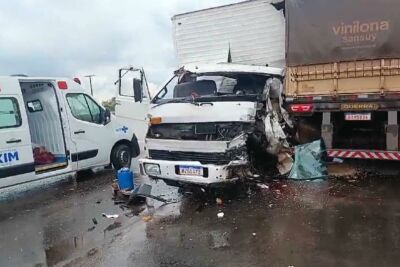 Imagem da notícia Colisão entre caminhões deixa vítimas feridas e causa congestionamento em Cassilândia